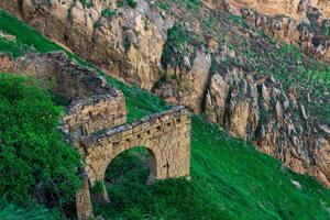 rovine di pietra muri su un' ripido montagna pendenza nel un abbandonato montanari villaggio gamsutl nel daghestan foto