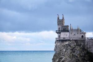 storico decorativo castello di rondine nido su un' scogliera sopra il mare nel gaspra, Crimea foto