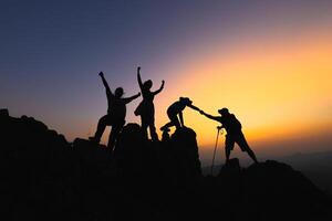 silhouette lavoro di squadra di quattro escursionista porzione ogni altro su superiore di montagna arrampicata squadra bellissimo Alba. lavoro di squadra amicizia escursioni a piedi Aiuto ogni altro fiducia assistenza. arrampicata squadra successo. foto