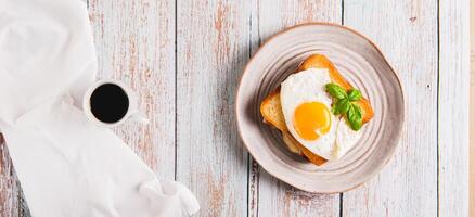 francese croque madame caldo prima colazione Sandwich su un' piatto su il tavolo superiore Visualizza ragnatela bandiera foto