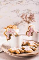 fatti in casa biscotti abbracciare un' caffè boccale su un' piatto su il tavolo verticale Visualizza foto