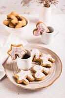 dolce abbracciarsi la tazza biscotti e tazza di caffè su un' piatto verticale Visualizza foto