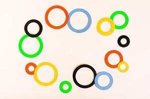 Olimpiadi, Parigi, Francia, estate, 2024. multicolore anelli su un' leggero sfondo foto