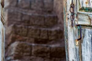 dettaglio di di legno porta nel il rovine di un abbandonato Casa nel il rovine di il fantasma villaggio di gamsutl nel daghestan foto
