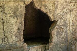 vuoto sarcofago con un' buco nel il parete nel il rovine di il antico città di Olimpo, tacchino foto