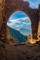 bellissimo pietra arco nel il rovine di il abbandonato antico villaggio di gioco, daghestan foto