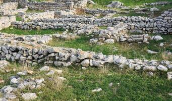 resti di antico muri su il luogo di un' distrutto antico città foto