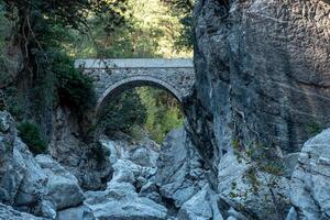 antico romano ponte al di sopra di un' ombreggiato gola nel il kesme bogazi canyon, tacchino foto