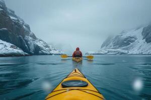 ai generato kayakisti su un' mare kayak nel freddo artico baia foto
