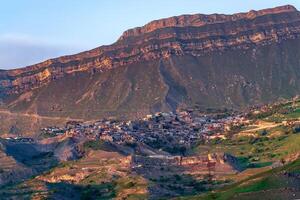 sera Visualizza di il montagna villaggio di chokh nel daghestan su il pendenza di un' vasto valle foto