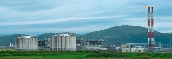 pianta per il produzione di liquefatto naturale gas nel un' naturale la zona contro il fondale di montagne foto