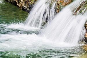 sfocato nel movimento Jet cascata montagna ruscello vicino su foto