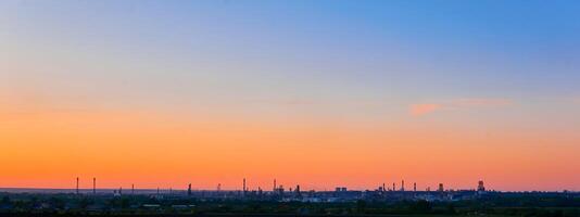 industriale silhouette paesaggio sotto il tramonto cielo foto