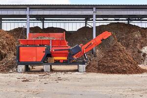 industriale cippatore producendo legna patatine fritte foto