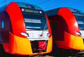 Due suburbano treni In piedi a il stazione foto