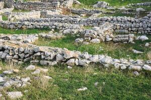 resti di antico muri su il luogo di un' distrutto antico città foto