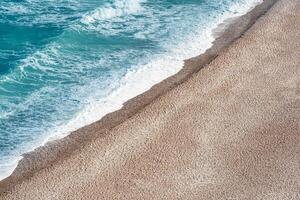 aereo Visualizza di il mare spiaggia su un' ventoso soleggiato giorno foto