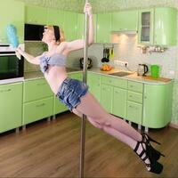 giovane donna treni polo danza abilità mentre pulizia a casa foto