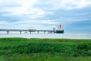liquefatto naturale gas vettore petroliera durante Caricamento in corso a un lng al largo terminale foto