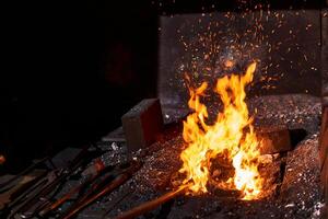 maniscalco forno con ardente fuoco e forgiatura utensili dire bugie nelle vicinanze foto