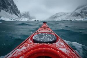 ai generato kayak su un' mare kayak contro il fondale di nevoso sponde foto