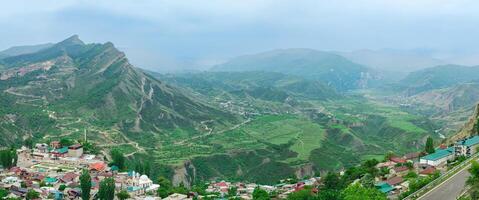 montagna villaggio su il pendenza di un' nebbioso valle, Visualizza di il villaggio di gunib nel daghestan foto