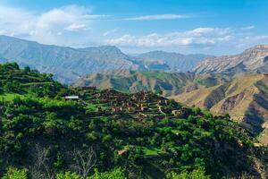 rovine di case su un' versante nel Kurib, un' spopolato villaggio con il solo residuo azienda agricola con un apiario, daghestan, un altro villaggio foto