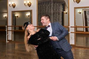 uomo e donna dilettante ballerini ridere durante classico danza con ogni altro foto