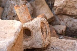 elementi di il antico romano piombatura tra il rovine di un antico edificio foto