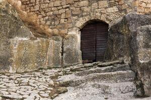 corazzata cancello per un' medievale grotta città-fortezza chufut-kale, Crimea foto