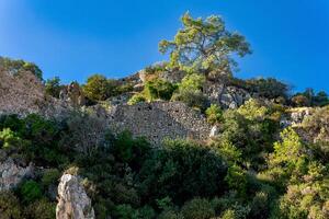rovine di fortezza muri su roccioso montagna versante vicino il antico città di Olimpo, tacchino foto