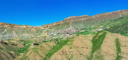 Visualizza di il montagna villaggio di chokh nel daghestan su il pendenza di un' vasto valle foto