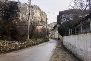 il strada nel il storico parte di il città di bakhchisarai collocato a il parte inferiore di il canyon, Crimea foto