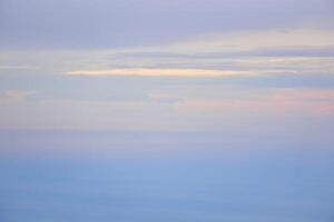 paesaggio marino - il mare si fonde con il cielo nel il alba nebbia foto