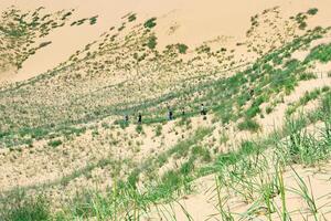 turista itinerario attraverso il protetta deserto paesaggio sarykum, daghestan foto