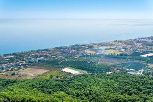 superiore Visualizza di mediterraneo costiero ricorrere villaggio con giardini e alberghi nel camyuva, tacchino foto