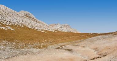 asciutto montagna tundra su un' montanaro altopiano su un' chiaro giorno foto