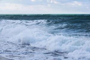 onde correre su il spiaggia su il riva di il inverno mare foto