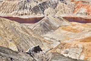 abbandonato la zona con un' rosso lago nel il posto di un vecchio argilla cava foto