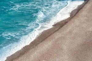 aereo Visualizza di il mare spiaggia su un' ventoso soleggiato giorno foto