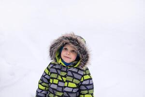 sorridente bambino a piedi nel nevoso inverno foto
