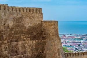 Visualizza di derbent e il caspian mare a partire dal il muri di il naryn-kala cittadella foto