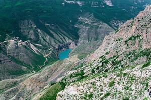 montagna paesaggio, Visualizza di il in profondità canyon con blu acqua, valle di il sulak fiume nel daghestan foto