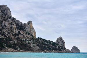 roccioso costiero pendenza di montare kosh-kaya discende per il mare foto