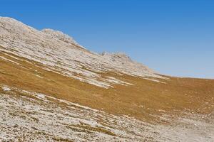 asciutto montagna tundra su un' montanaro altopiano su un' chiaro giorno foto