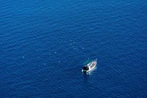 piccolo turista barca nel il mare, aereo Visualizza foto