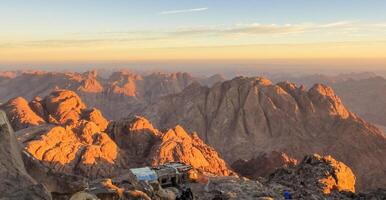 il bellissimo egiziano sinai penisola con giallo sabbia, deserto, altopiano e alto e magnifico montagne, quale è collocato su il frontiere con Palestina e gazza, quale contiene il suez canale foto