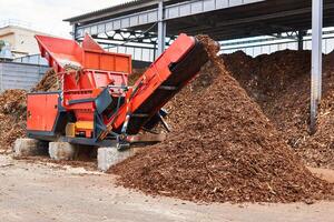 industriale cippatore producendo legna patatine fritte foto