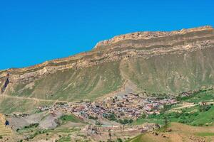 antico montagna villaggio chokh su il bordo di il canyon nel daghestan foto