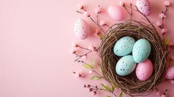 ai generato contento Pasqua vacanza celebrazione bandiera saluto carta con pastello dipinto uova nel uccello nido su rosa backround tabel struttura foto